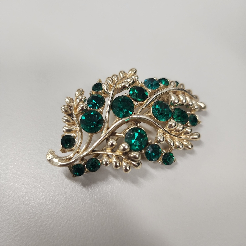 Vintage Emerald Green Rhinestone Brooch Pin Gold Tone Leaf & Floral Spray Party